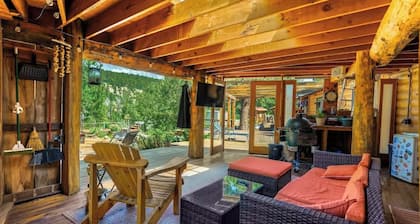 San Juan River Bend Luxury Cabin - Riverfront!