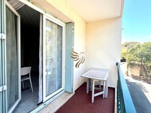 Outdoor dining - Le Petit Nid Azuré Studio AC balcony private parking (Saint-Raphaël)