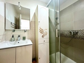 Hair dryer, towels - Le Petit Nid Azuré Studio AC balcony private parking (Saint-Raphaël)