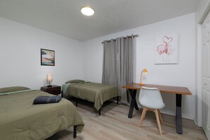 2 bedrooms, iron/ironing board, Internet, bed sheets - Bright & Cozy Scandi Home (Cartersville)