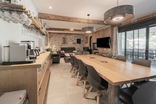 Gite - La grange Tima: Spacious House with Mountain Views for Groups