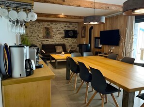 Interior - Gîte Tima for 12 Guests – Spacious House with Mountain View (Orgeix)