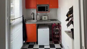 A compact kitchen with a microwave, sink, and small refrigerator. - Vintage 2P Studio - Issy-les-moulineaux (Issy-les-Moulineaux)