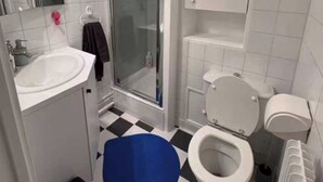 A modern bathroom with a shower, toilet, and sink. - Vintage 2P Studio - Issy-les-moulineaux (Issy-les-Moulineaux)
