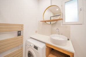 Apartment | Bathroom | Hair dryer, towels, shampoo - 6P Apartment in a Residence/pool - Saint-tropez (Saint-Tropez)