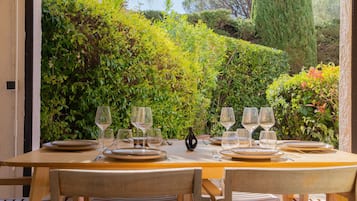 Apartment | Outdoor dining