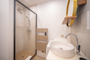 Apartment | Bathroom | Hair dryer, towels, shampoo - 6P Apartment in a Residence/pool - Saint-tropez (Saint-Tropez)