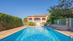 A swimming pool with a house in the background. - 6P Apartment in a Citadelle /pool - Saint-tropez (Saint-Tropez)