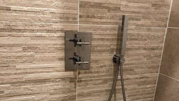 Deluxe Quadruple Room | Bathroom