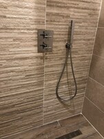 Deluxe Quadruple Room | Bathroom