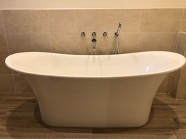 Deluxe Quadruple Room | Bathroom