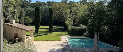 Chambre Quadruple Deluxe | Piscine | Piscine extérieure (ouverte en saison), parasols de plage