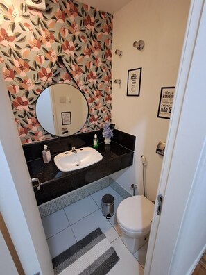 Towels, soap, toilet paper - Beachfront Apartment in Copacabana, Prime Location (Rio de Janeiro)