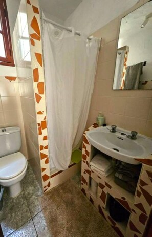 Shower, hair dryer, towels, soap - Casa Lara Hermigua - Studio ATACAMA with terrace (Hermigua)
