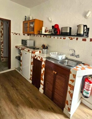 Refrigerador, microondas, parrilla de estufa y cafetera y tetera 