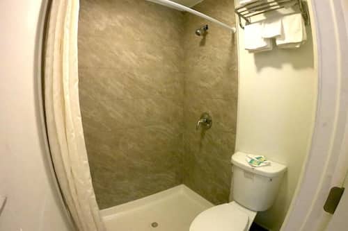 Comfort Single Room, Patio | Bathroom | Towels