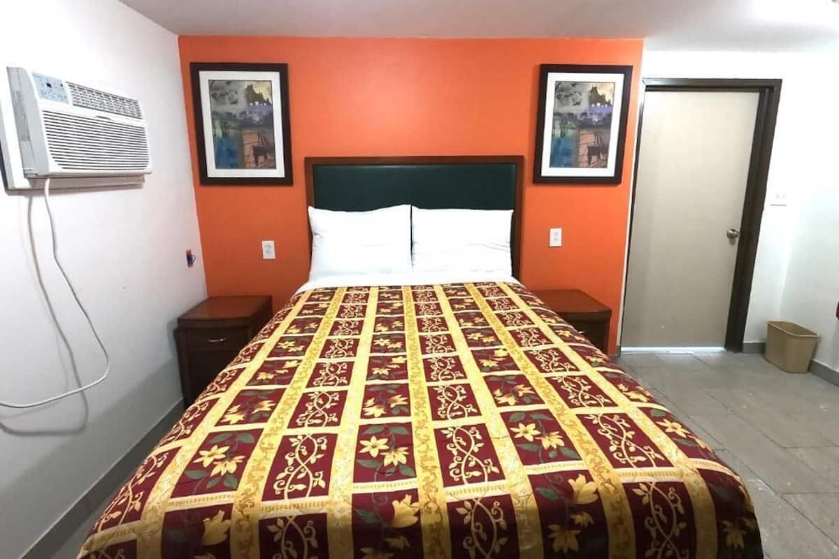 Phòng đơn tiện nghi đơn giản, sân hiên