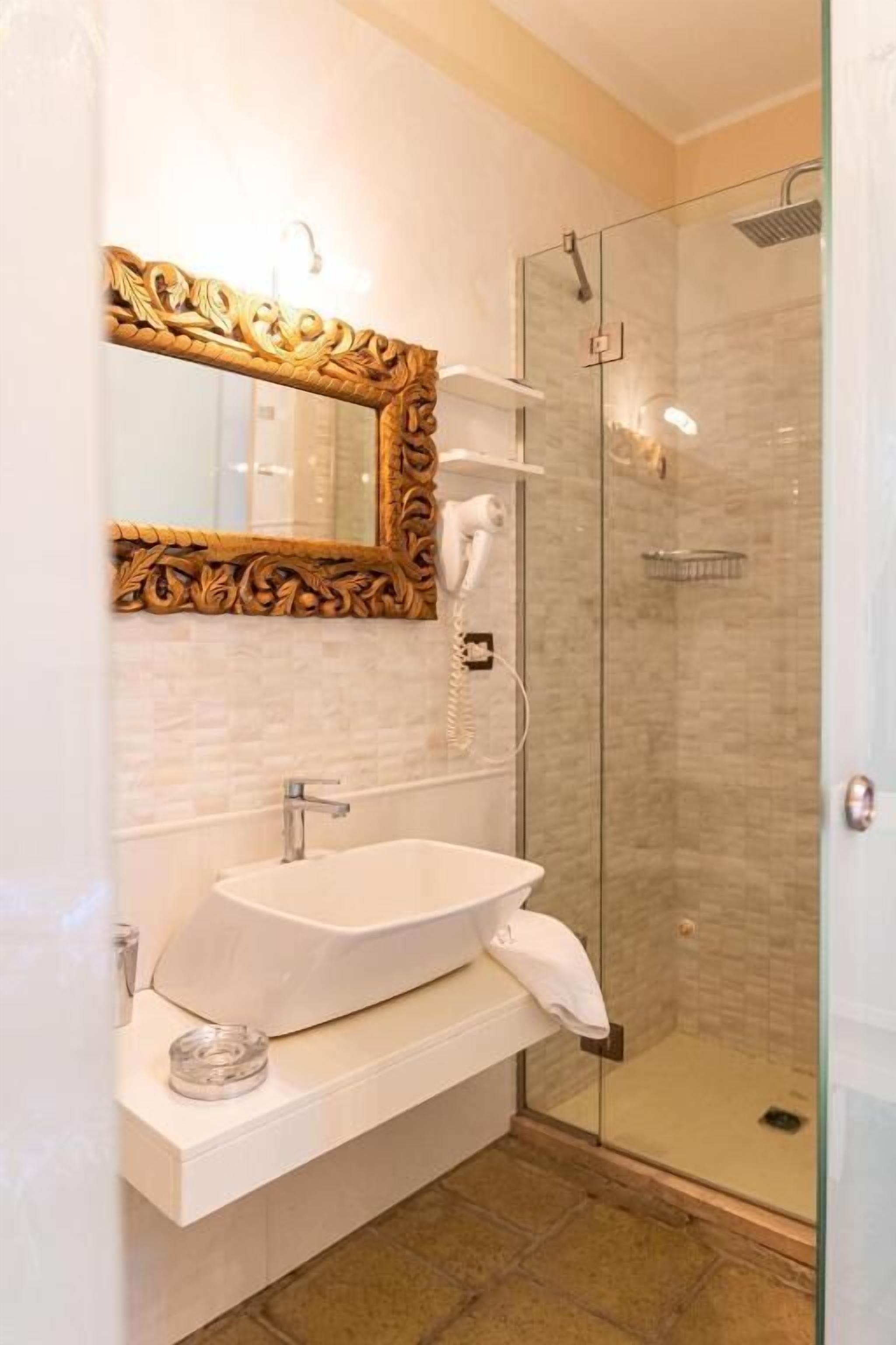 Quarto casal básico, vista para o pátio | Banheiro