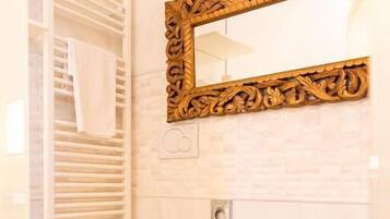 Basic-Doppelzimmer, Blick auf den Innenhof | Badezimmer
