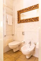 Quarto casal básico, vista para o pátio | Banheiro