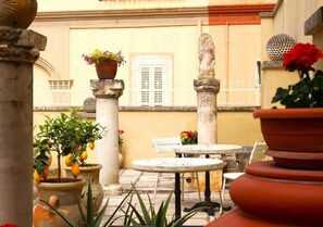 Outdoor dining - B&B Luxury Palazzo Aurora (Alezio)