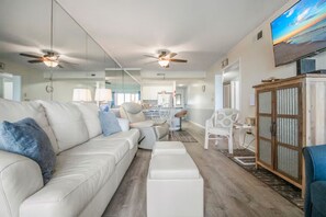 Living area - Ocean Front - Updated 3BR/2.5B (North Myrtle Beach)