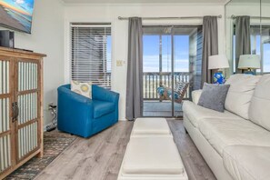 Living area - Ocean Front - Updated 3BR/2.5B (North Myrtle Beach)