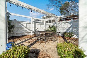 Outdoor dining - Relax at Harbor Watch and enjoy the gorgeous view (Oriental)