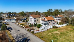 A residential area with houses, a parking lot, and a road. - Relax at Harbor Watch and enjoy the gorgeous view (Oriental)