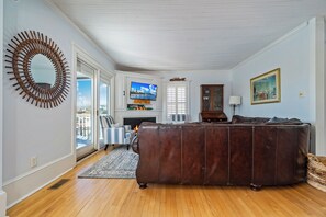 TV, fireplace - Relax at Harbor Watch and enjoy the gorgeous view (Oriental)