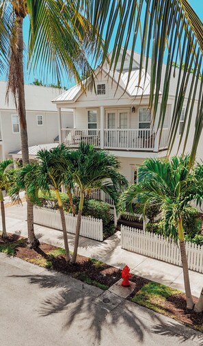 Exterior - Private Paradise: 3-bedroom Home with Pool and Tropical Backdrop (Duck Key)