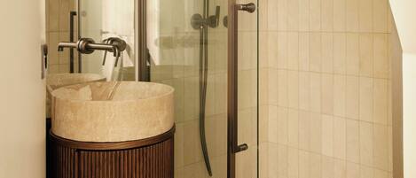 Appartement | Salle de bain | Séchoir à cheveux, serviettes fournies, shampooing