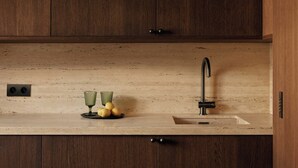 Eine Küche mit Holzschränken, einem Spülbecken und einer Arbeitsplatte.