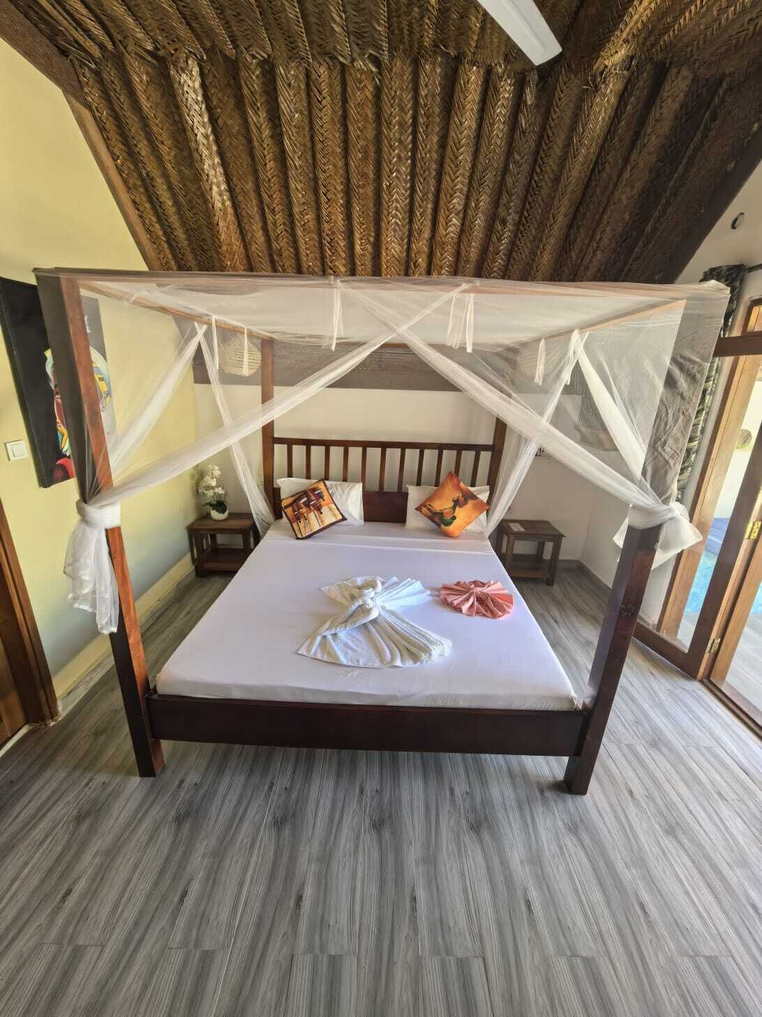 Quarto casal básico, vista para a piscina