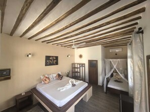 Habitación triple Confort, vistas a la piscina | Caja fuerte y wifi gratis