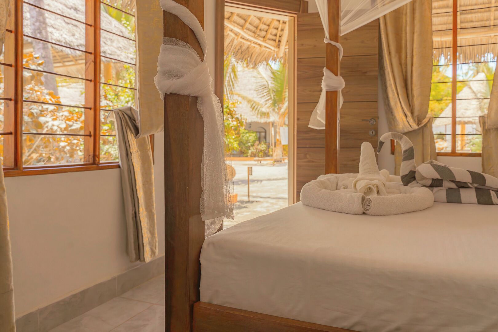 Quarto casal básico, sacada, vista para a piscina