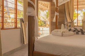 Quarto casal básico, sacada, vista para a piscina