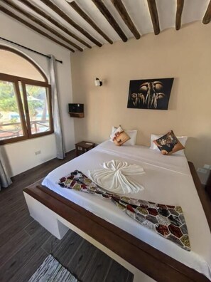 Quarto triplo, vista para a piscina