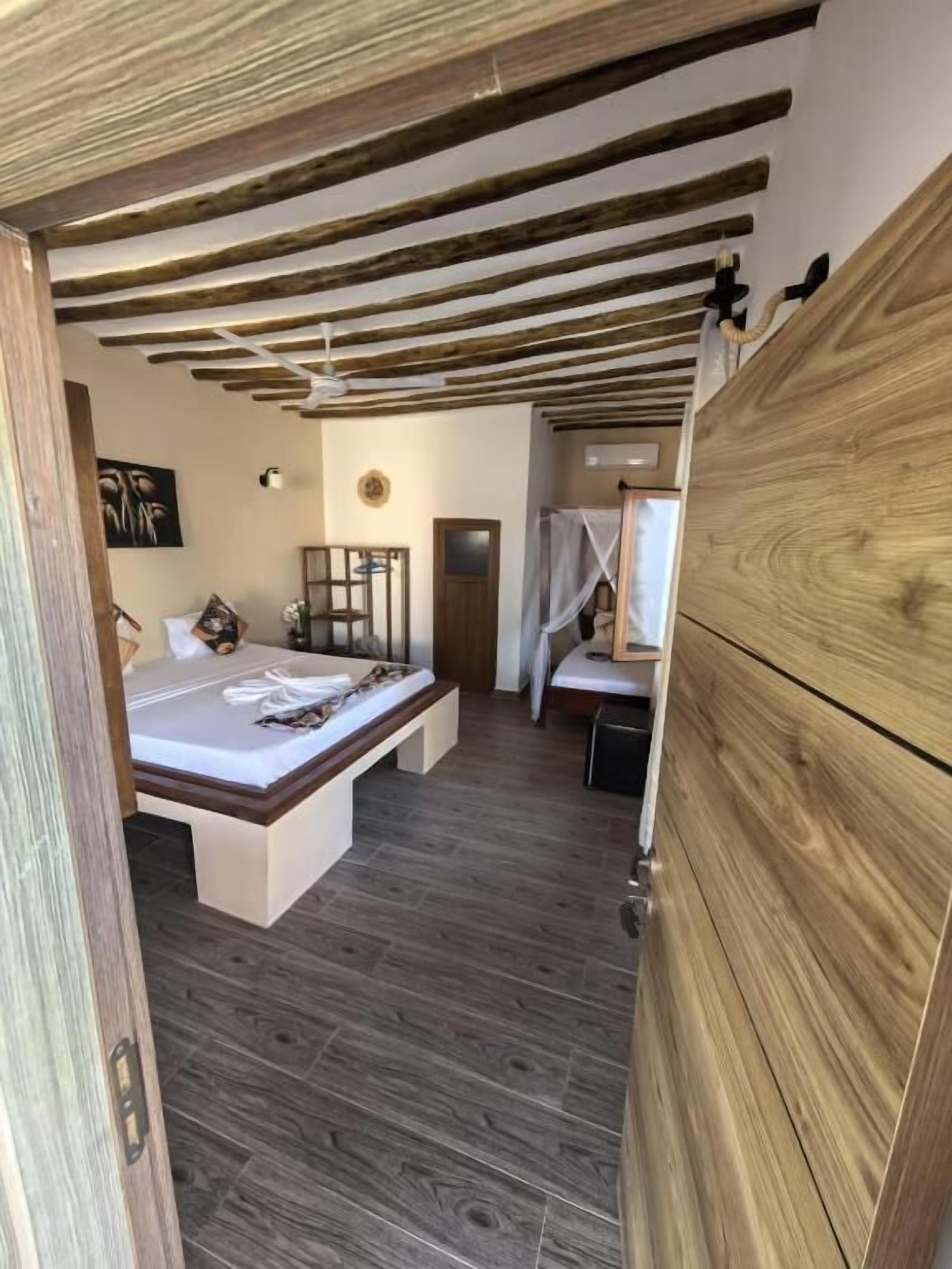 Quarto triplo, vista para a piscina