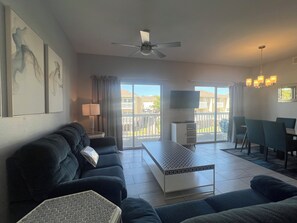 Living area - Canal-Front Condo w/ Boat Parking & Beach Service (Destin)
