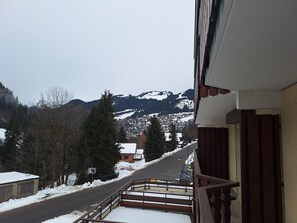 Property grounds - Mountain View Apartment - Châtel with Balcony, Wi-Fi, and Stunning Scenery (Châtel)