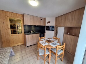 Dining - Mountain View Apartment - Châtel with Balcony, Wi-Fi, and Stunning Scenery (Châtel)