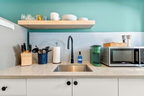 Réfrigérateur, micro-ondes, plaque de cuisson, cafetière/bouilloire