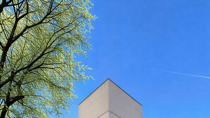 A modern building with a flat roof, multiple windows, and a black metal fence. - Collection Las Ventas Apartamento G Cerca de la Plaza de Toros (Madrid)