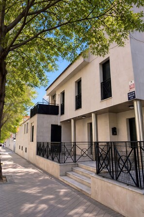 Un edificio con fachada plana, varias ventanas y un cartel que indica 'Calle de Bressum'.