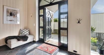 Spacious villa with private pool, 5 bedrooms and 5 bathrooms