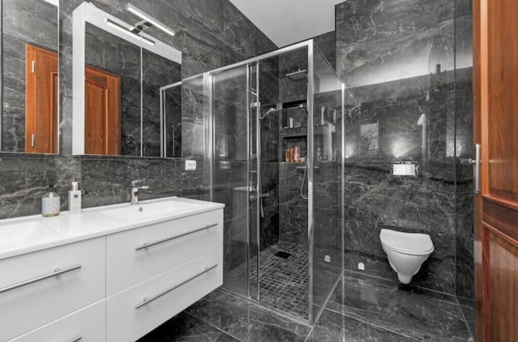 Een douche, een haardroger, handdoeken, zeep