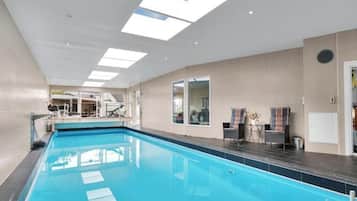 Innendørsbasseng