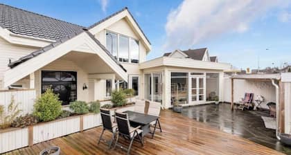Spacious villa with private pool, 5 bedrooms and 5 bathrooms