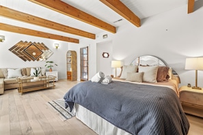 Room - SPACIOUS! 2 Primary + 2 Queen rooms with a Primary on the main floor! (Boise)